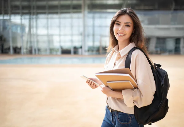 Sırt Çantalı Kitaplı Akıllı Telefonlu Mutlu Avrupalı Genç Bayan Öğrenci — Stok fotoğraf