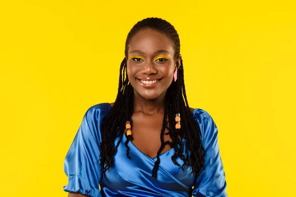 Портрет Симпатичной Афроамериканской Леди Ярким Макияжем Мелькающей Перед Камерой Желтом — стоковое фото