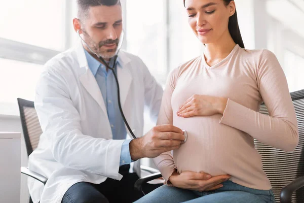 Nőgyógyászati Konzultáció Fiatal Terhes Hölgy Szülész Orvosnál Szülészeten Férfi Nőgyógyász — Stock Fotó