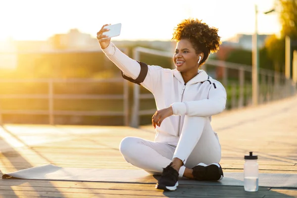 Sporty Black Woman Taking Selfie Smartphone Break Outdoor Training Young — Stock Photo, Image