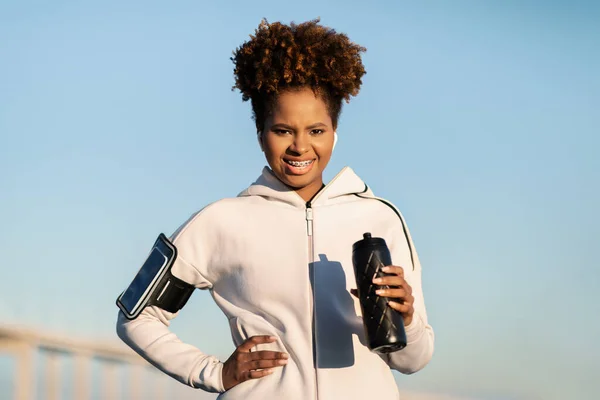Black Sporty Female Fitness Water Bottle Hands Standing Outdoors Happy — Stock Photo, Image