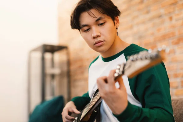Japonês Adolescente Cara Tocando Guitarra Elétrica Tocando Cordas Tomando Acordes — Fotografia de Stock