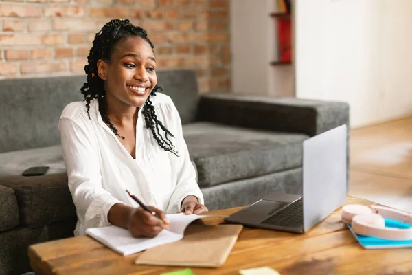 兴奋的黑人女性员工在网上冲浪 做笔记 坐在笔记本电脑前 复印空间 失业的非洲裔美国妇女在网上找工作 — 图库照片