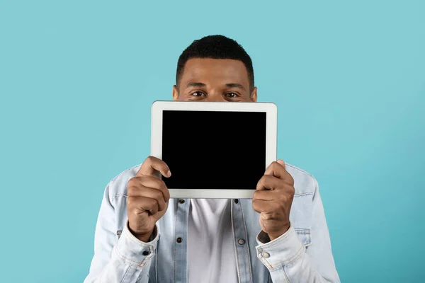 Alegre Emocionado Hombre Milenario Negro Mostrando Tableta Con Pantalla Blanco —  Fotos de Stock