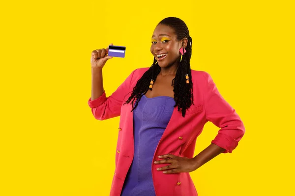 Black Shopaholic Woman Showing Credit Card Advertising Bank Posing Wearing — Stock Photo, Image