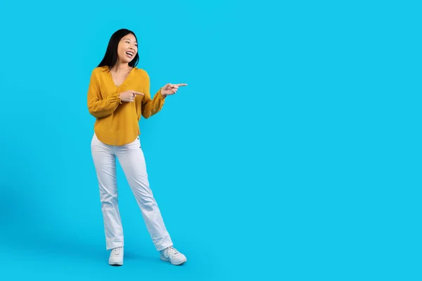 Lachend Glücklich Fröhlich Junge Attraktive Koreanerin Bequemem Lässigem Outfit Zeigt — Stockfoto