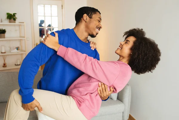 陽気日付アフリカ系アメリカ人のカップルは踊り 自宅でお互いにポーズ笑顔を楽しんでいます 週末を一緒に楽しむ陽気な既婚配偶者 趣味とレジャーのコンセプト — ストック写真