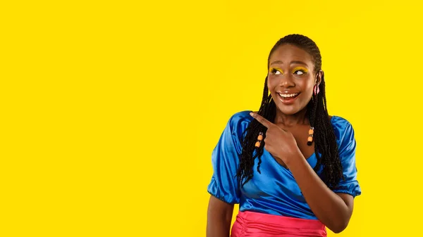 Счастливая Афроамериканка Указывающая Пустое Место Рекламе Предлагающая Улыбающаяся Желтом Фоне — стоковое фото