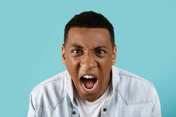 Kızgın Kızgın Üzgün Bin Yıllık Siyahi Adam Çıldırıyor Bağırıyor Sorunları — Stok fotoğraf