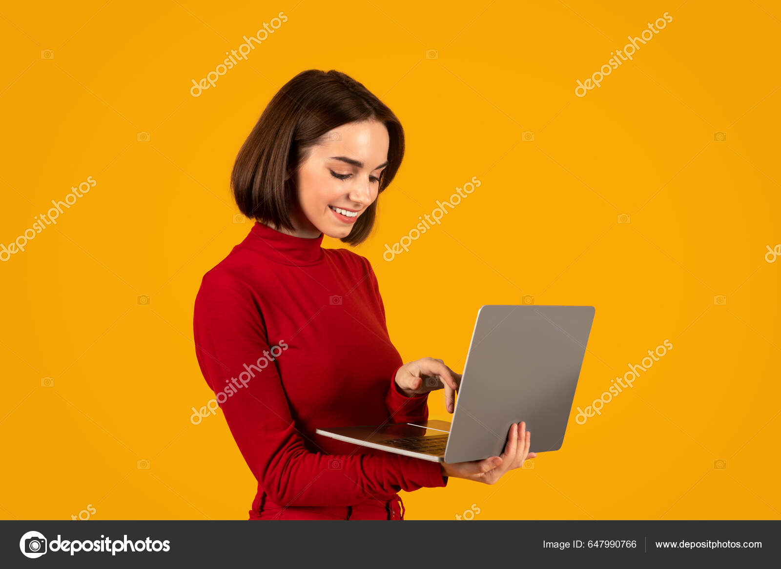 Linda Dama Alegre Usando Laptop Para Conversar Com Uma Foto De