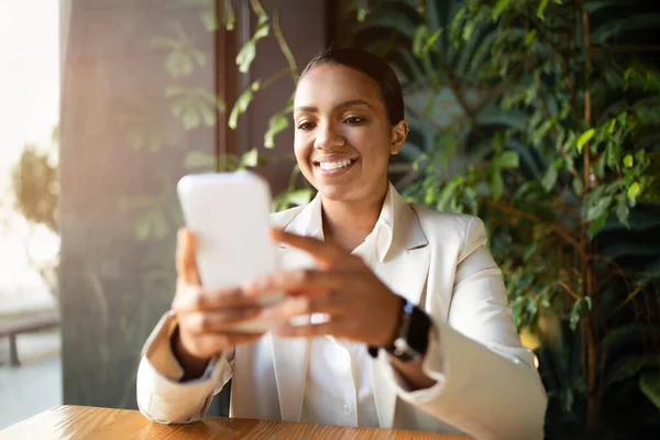 Usmívající Mladá Africká Američanka Obleku Psaní Smartphone Chatování Vychutnat Přestávku — Stock fotografie