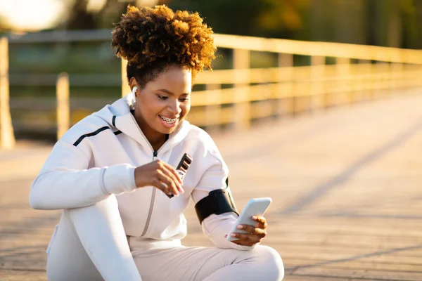 Snack Break Smiling Young Black Woman Resting Outdoor Training African — Stock Photo, Image