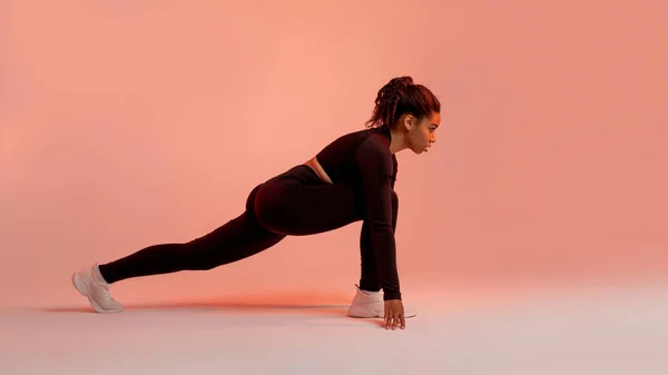 Spor Kıyafetli Afro Amerikan Bayan Antrenmandan Önce Bacaklarını Esnetiyor Spor — Stok fotoğraf
