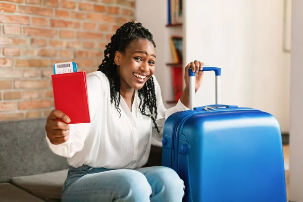 Listo Para Viaje Emocionada Mujer Afroamericana Con Pasaporte Con Boletos — Foto de Stock