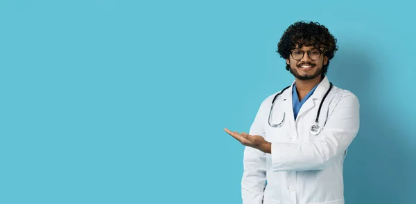 Przystojny Uśmiechnięty Młody Brodaty Indyjski Lekarz Stroju Roboczym Stetoskopem Okularach — Zdjęcie stockowe