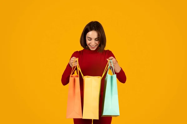 Jovem Morena Bonita Feliz Vermelho Olhando Dentro Saco Compras Colorido — Fotografia de Stock