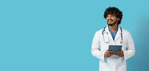 Uśmiechnięty Przystojny Millenijny Wschodni Mężczyzna Mundurze Medycznym Lekarz Nowoczesną Cyfrową — Zdjęcie stockowe