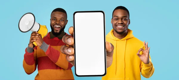Penawaran Khusus Smiling Black Guys Holding Megaphone Big Blank Smartphone — Stok Foto