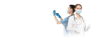 Beyaz arka planda duran şırıngaları tutan iki doktorlu aşı kampanyası için pankart, Üniformalı ve yüz maskeli kadın ve erkek doktorların yaratıcı kolajı,