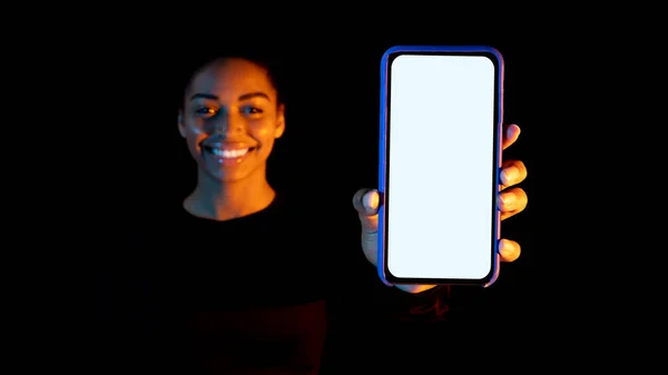 Mujer Negra Feliz Mostrando Pantalla Del Teléfono Inteligente Blanco Con —  Fotos de Stock