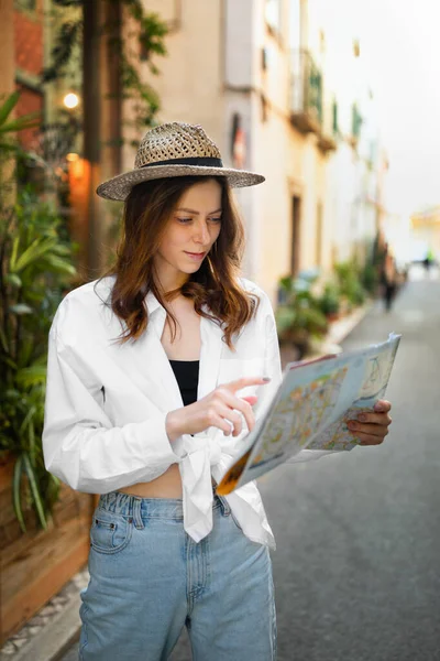 Gündelik Giyinmiş Şapkalı Ciddi Bir Beyaz Kadın Haritaya Bakıyor Yeni — Stok fotoğraf