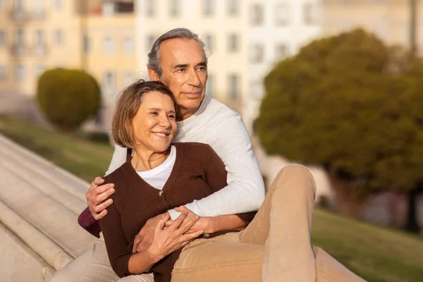 Šťastný Starší Život Randění Starší Pár Lásce Objímání Sedí Venku — Stock fotografie