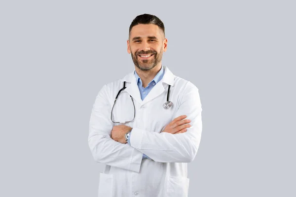 Opieka Zdrowotna Koncepcja Personelu Medycznego Portret Uśmiechniętego Lekarza Pozującego Złożonymi — Zdjęcie stockowe