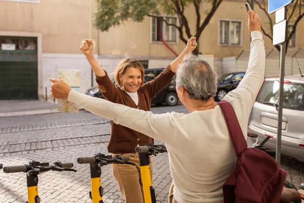 Fröhliche Seniorentouristen Schütteln Vor Freude Die Fäuste Wenn Sie Mit — Stockfoto
