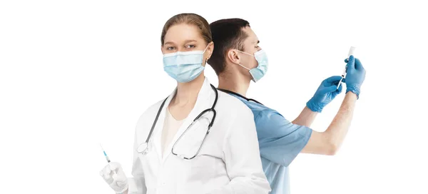 Koncepcja Szczepień Mężczyzna Kobieta Lekarze Noszący Maski Medyczne Trzymające Strzykawki — Zdjęcie stockowe