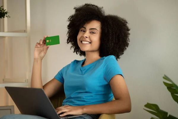 Happy Young Curly African American Woman Laptop Showing Credit Card — Stock Photo, Image