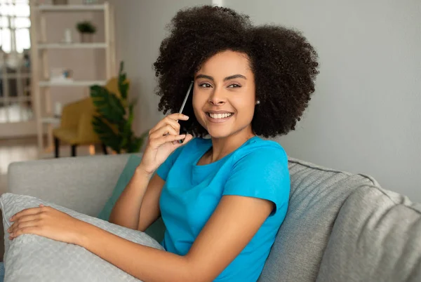 Sorrindo Muito Jovem Afro Americano Encaracolado Chamando Por Smartphone Desfrutar — Fotografia de Stock