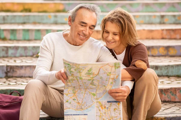 Glad Senior Par Planering Semester Att Hålla Turistisk Karta Välja — Stockfoto