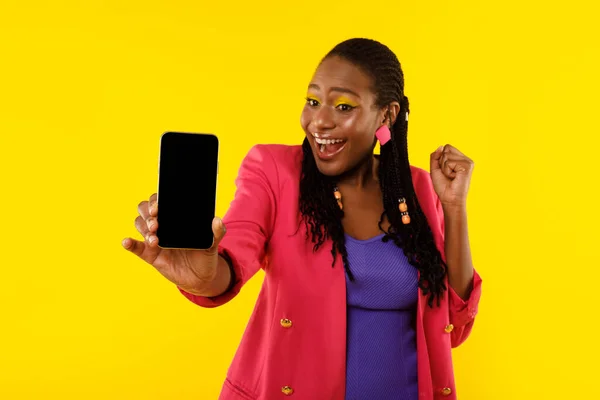 Bright Black Woman Show Smartphone Blank Screen Gesturing Igen Ünnepelje — Stock Fotó