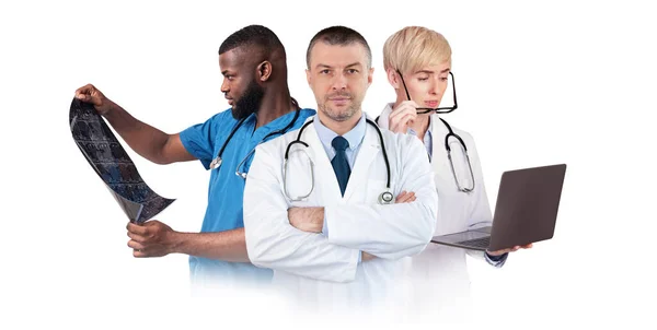 Multietnický Tým Lékařů Uniformě Izolované Přes Bílé Pozadí — Stock fotografie