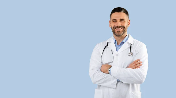 Profesjonalny Lekarz Białym Mundurze Stetoskopem Pozujący Przez Ręce Uśmiechnięty Stojący — Zdjęcie stockowe
