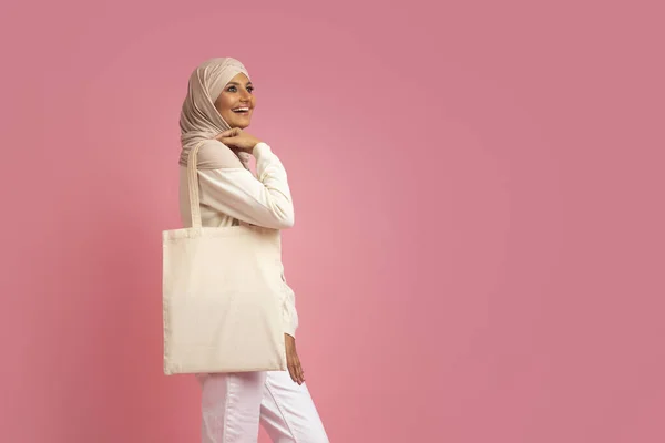 Donna Musulmana Sorridente Hijab Che Trasporta Borsa Tela Bianca Sfondo — Foto Stock