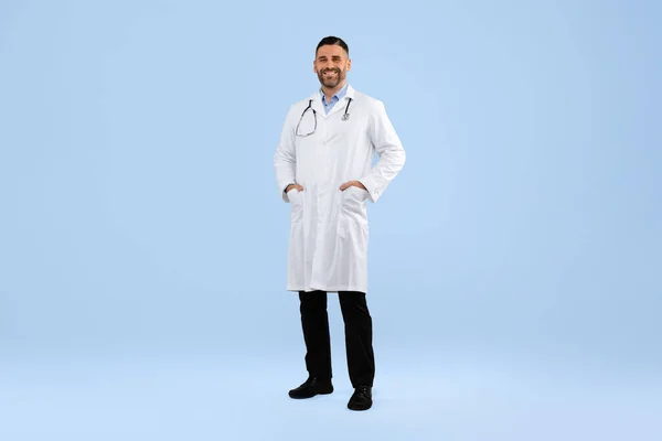 Dokter Setengah Baya Yang Percaya Diri Dengan Mantel Putih Dengan — Stok Foto