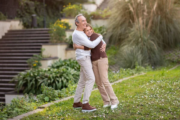 Senior Life Happiness Mature Spouses Embracing Standing Green Park Posing — Stock Photo, Image