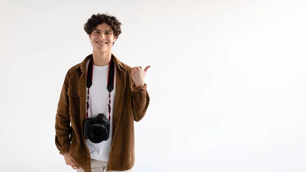 Fotoğrafçılar Seçiyor Kameralı Yakışıklı Genç Adam Boş Alanı Gösteriyor Beyaz — Stok fotoğraf