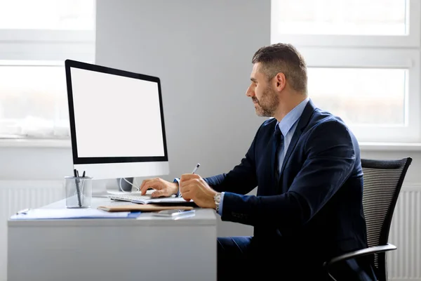 Homem Negócios Meia Idade Olhando Para Monitor Computador Vazio Branco — Fotografia de Stock