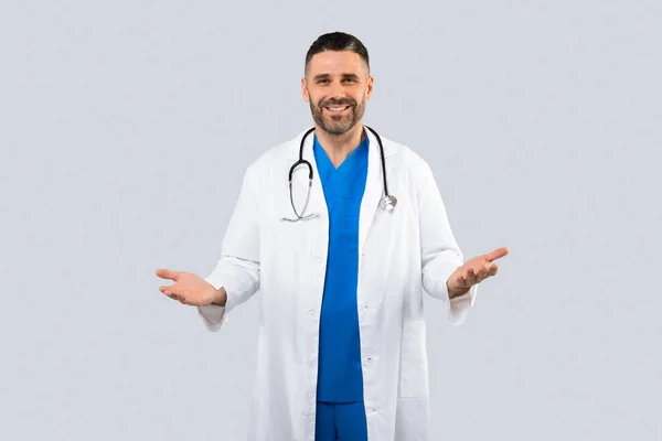 Retrato Médico Masculino Amigável Uniforme Falando Gesticulando Câmera Consultando Paciente — Fotografia de Stock