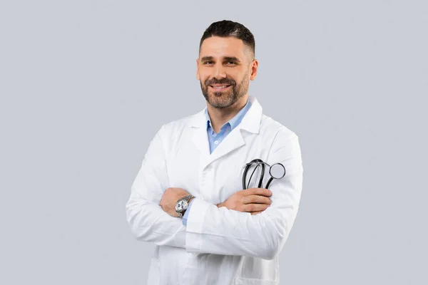 Conceito Ajuda Profissional Médico Masculino Confiante Casaco Branco Segurando Estetoscópio — Fotografia de Stock