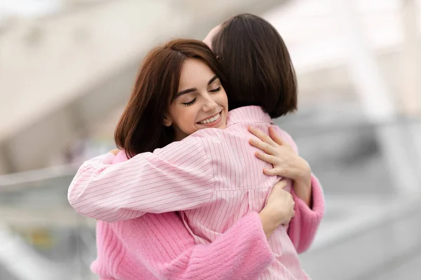 Έννοια Φιλίας Δύο Όμορφα Θηλυκά Αγκαλιάζονται Στο Αεροδρόμιο Μετά Την — Φωτογραφία Αρχείου