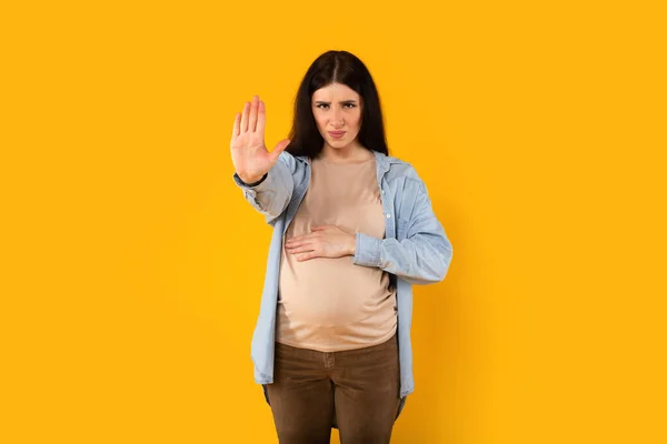 Joven Mujer Embarazada Enojada Tocando Vientre Haciendo Dejar Cantar Con — Foto de Stock