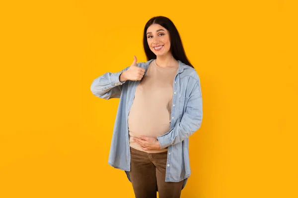 Wanita Cantik Yang Bahagia Mengharapkan Seorang Bayi Menyentuh Perut Hamil — Stok Foto