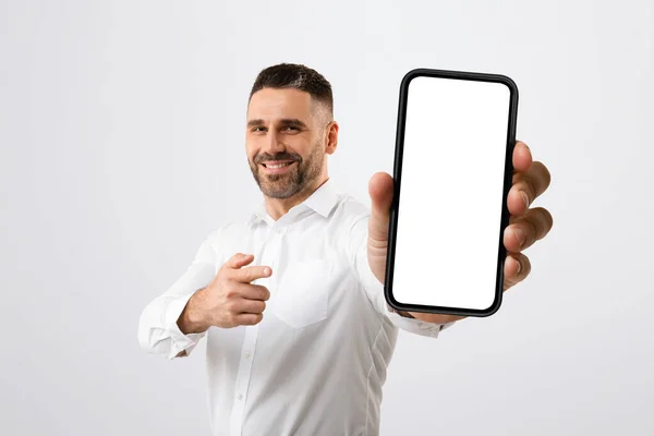 Positiver Männlicher Unternehmer Hemd Zeigt Auf Riesigen Leeren Smartphone Bildschirm — Stockfoto