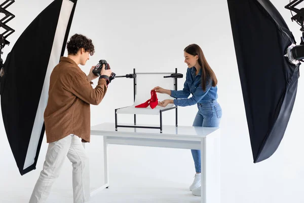 Jovem Fotógrafo Sexo Masculino Tirar Foto Elegantes Sapatos Vermelhos Fundo — Fotografia de Stock