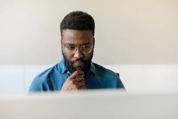 Focused African American Male Ceo Touching Chin Looking Computer Screen — Stock Photo, Image