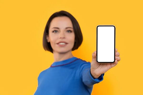 Offerta Online Giovane Sorridente Smartphone Femminile Con Schermo Bianco Vuoto — Foto Stock
