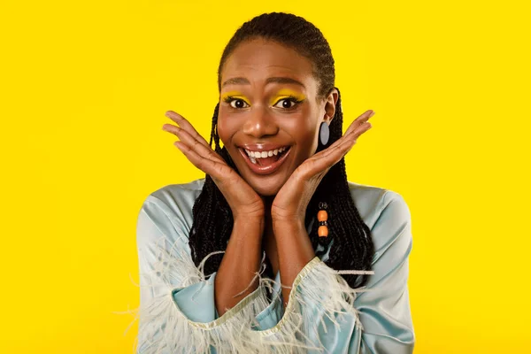 Vidám Fonott Afro Amerikai Hölgy Fényes Smink Kiegészítők Pózoló Kéz — Stock Fotó